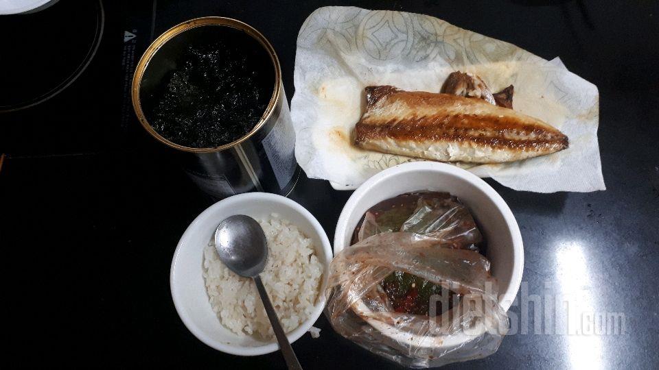 10월 11일( 아침식사 )쌀밥 깻잎장아찌 고등어구이 김