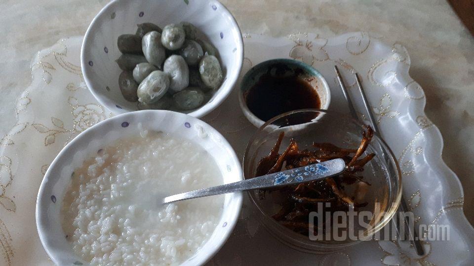 10월 21일( 아침식사 )쌀밥 곰탕 옹심이 양념관장