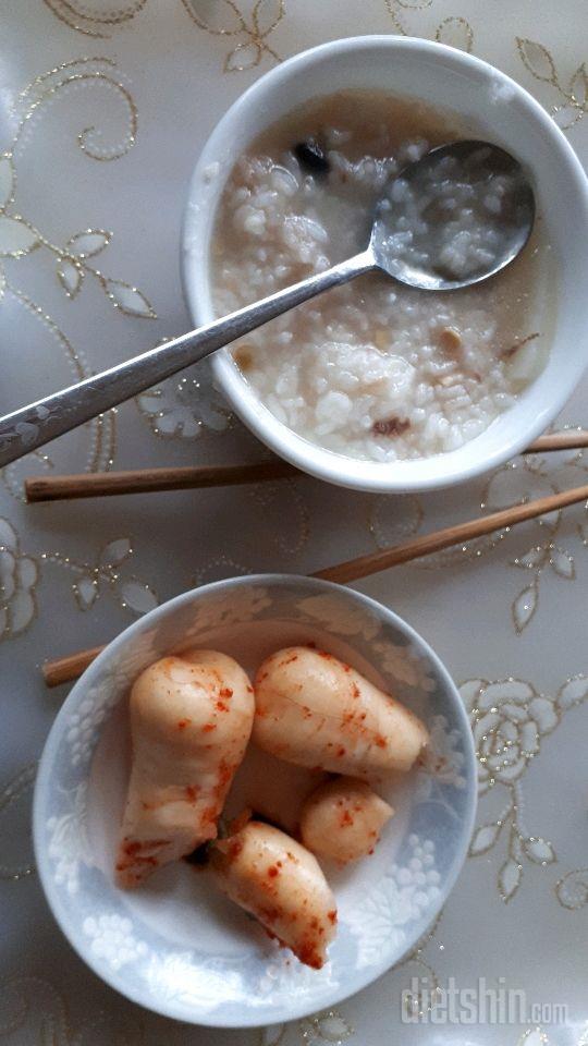10월 27일( 아침식사 )쌀밥 곰탕 엄마의 손맛 총각무