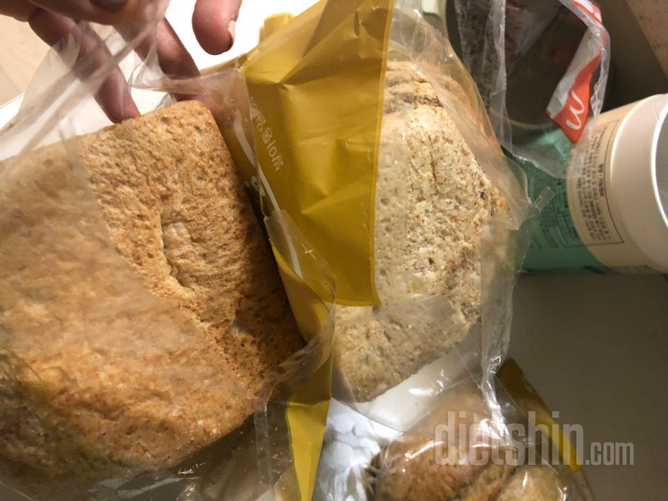 식빵 두 봉지 봉지 아래부분이 다 뜯