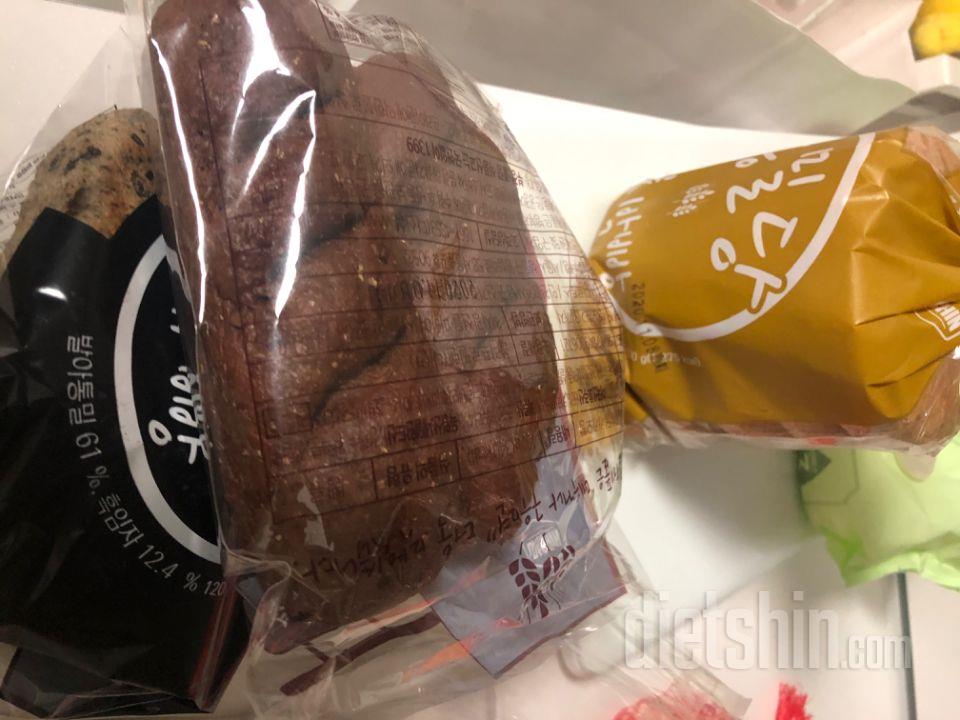 빵 맛있어요 ㅎㅎ 배송도 빨랐구 단호