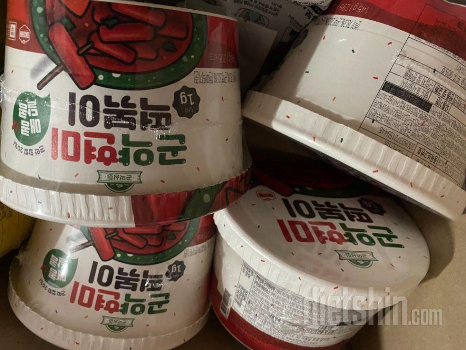 블프 1+1해서 네개 쟁였어요
떡볶이