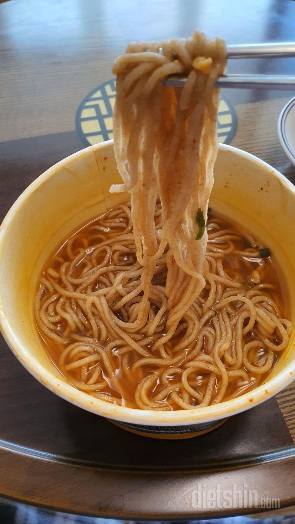 얼큰한 잔치국수 같은 깔끔한 맛이에요