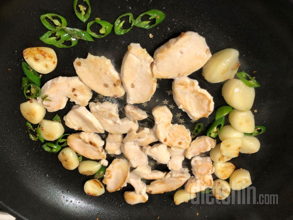 닭가슴살로 요리해서 잘먹고있어요~