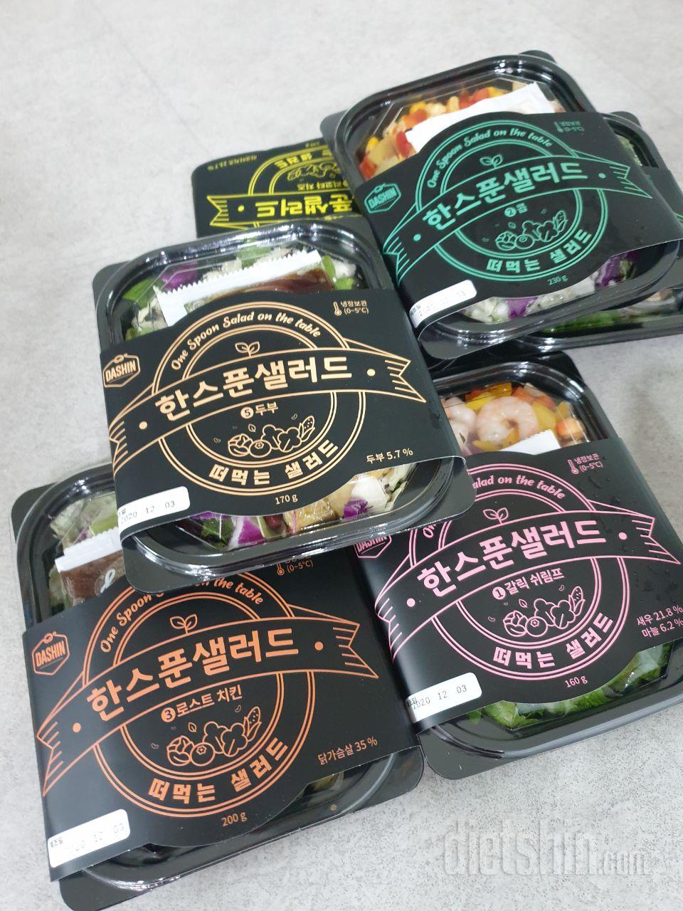 샐러드가 풍성하고 신선하게 보입니다
