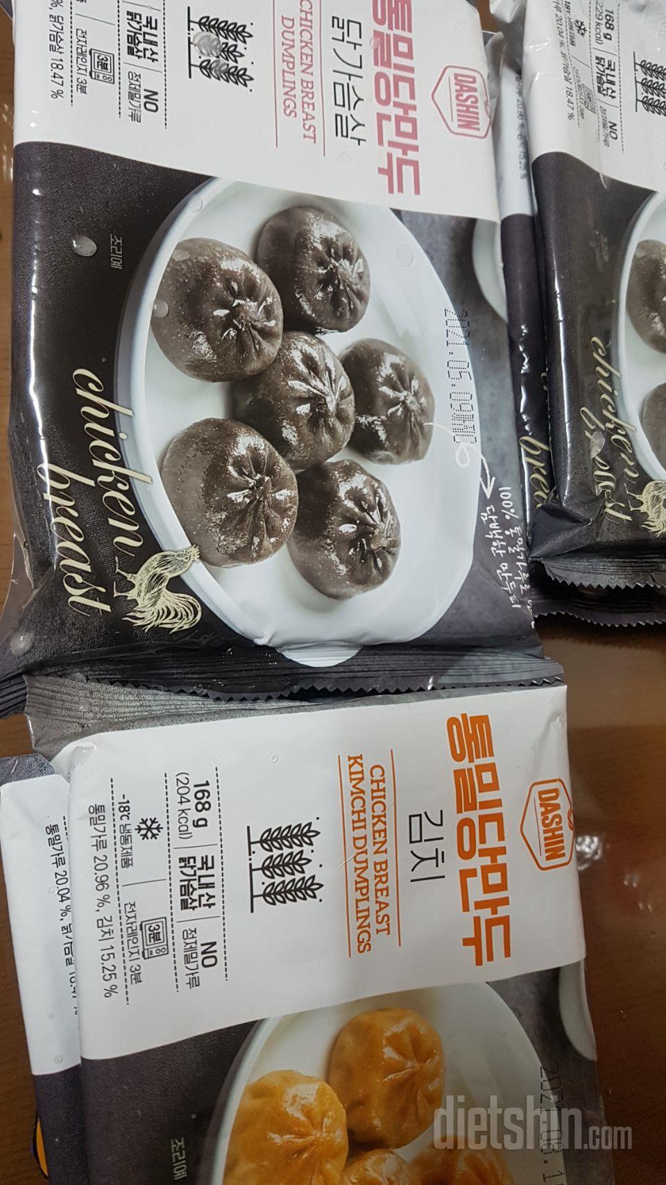 닭가슴살은 맛있고 김치만두는 좀 매워