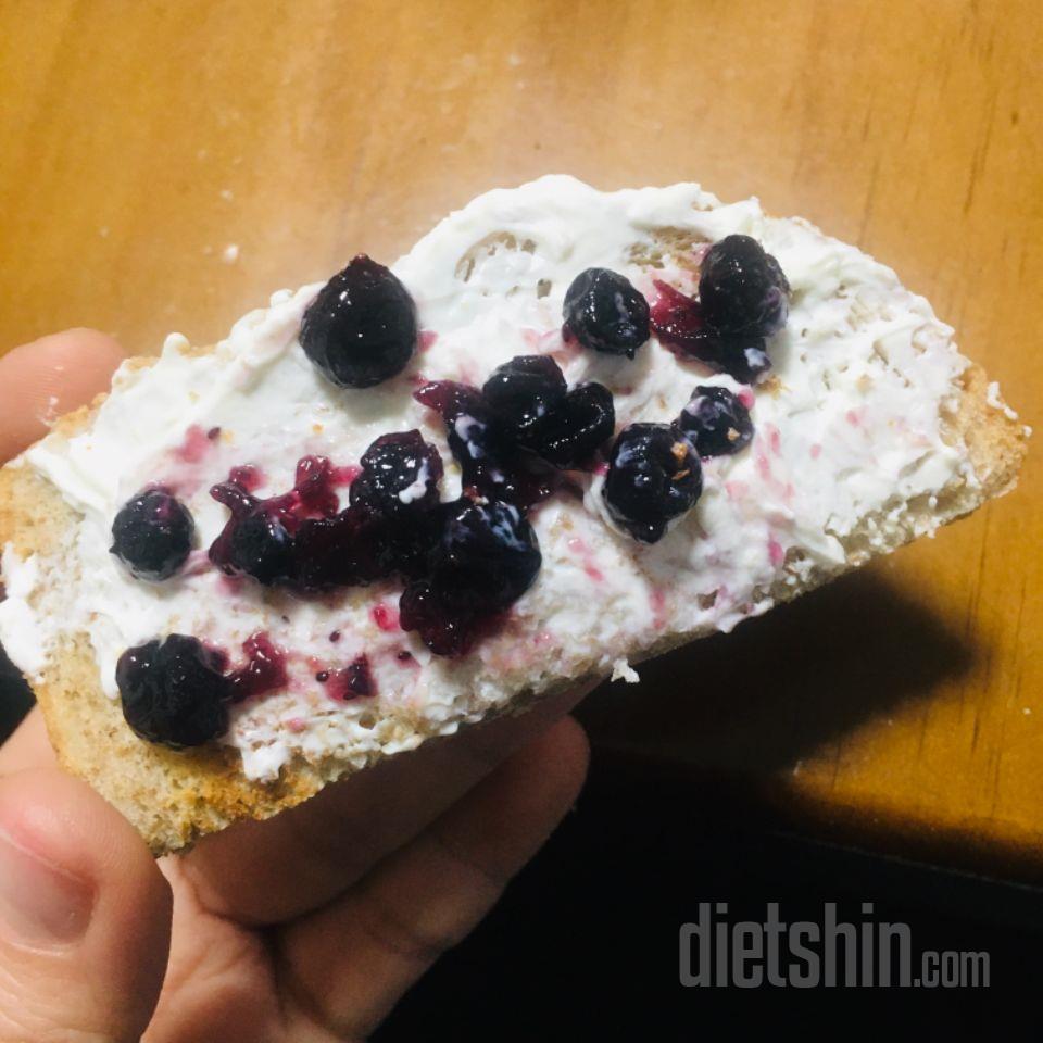 맛있어요! 크기가 쪼금 작은 식빵이에