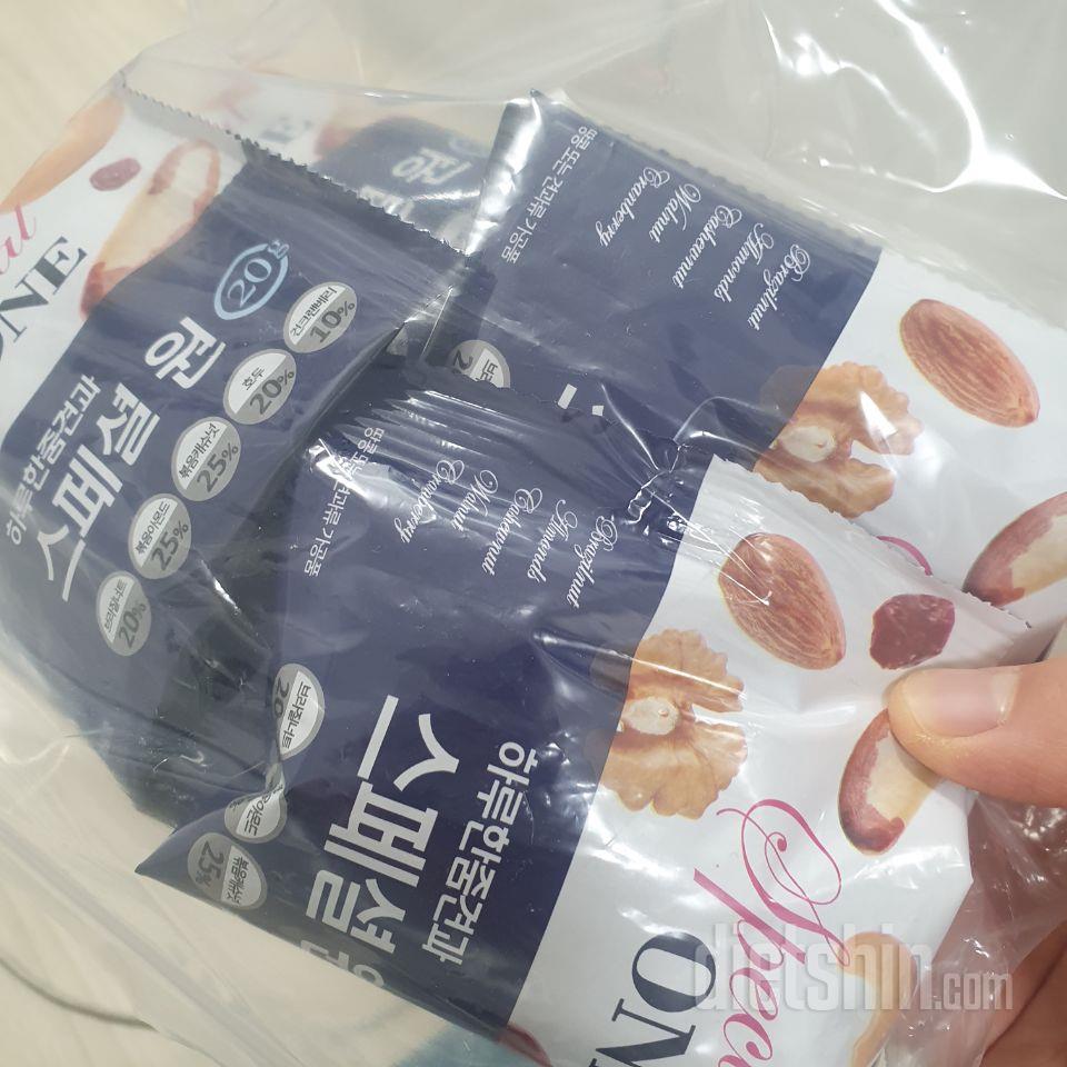 견과류 먹으려고 노력중입니다. 맛나요
