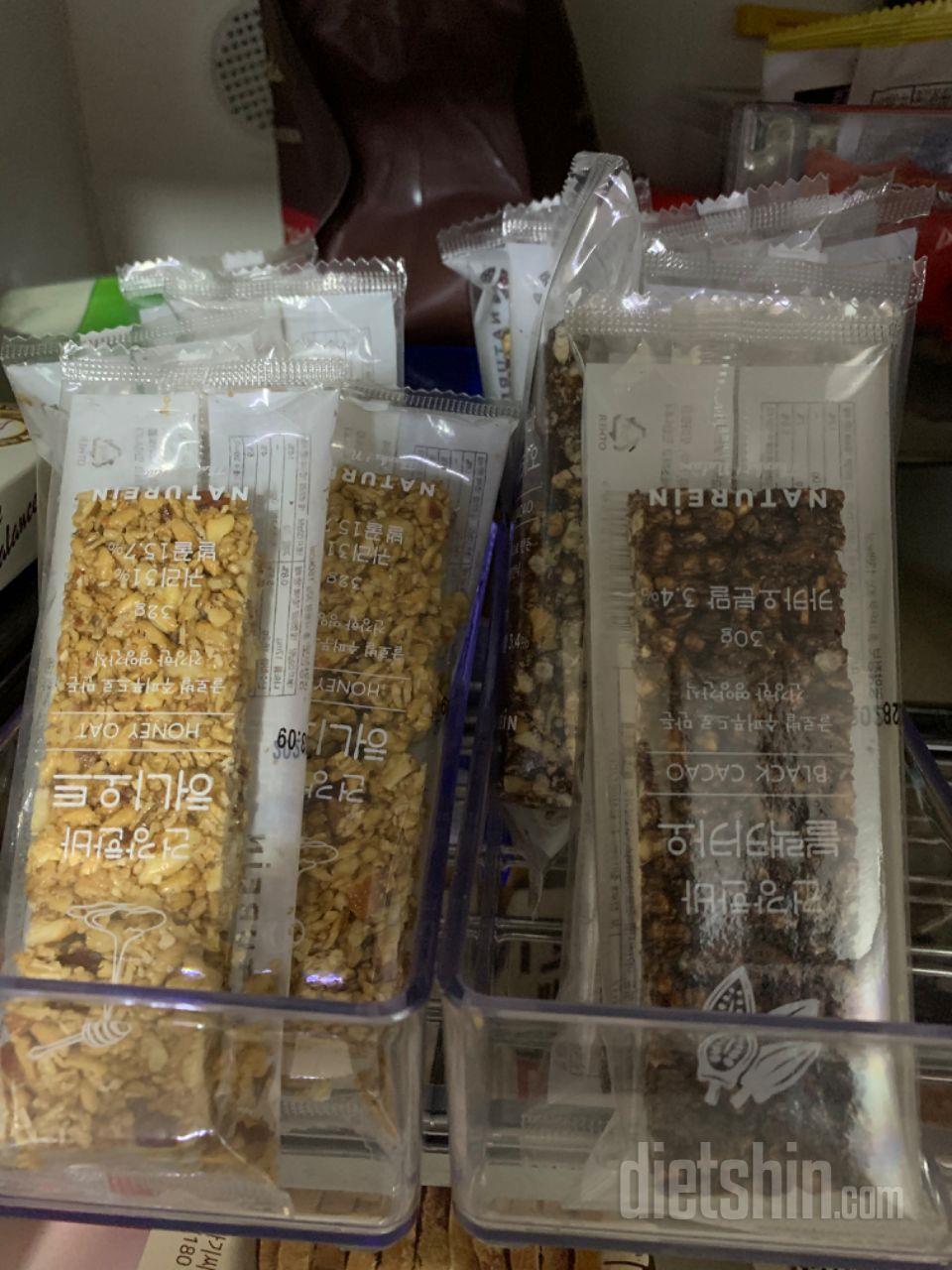 좀 딱딱해서 씹을 때 불편해요. 많이