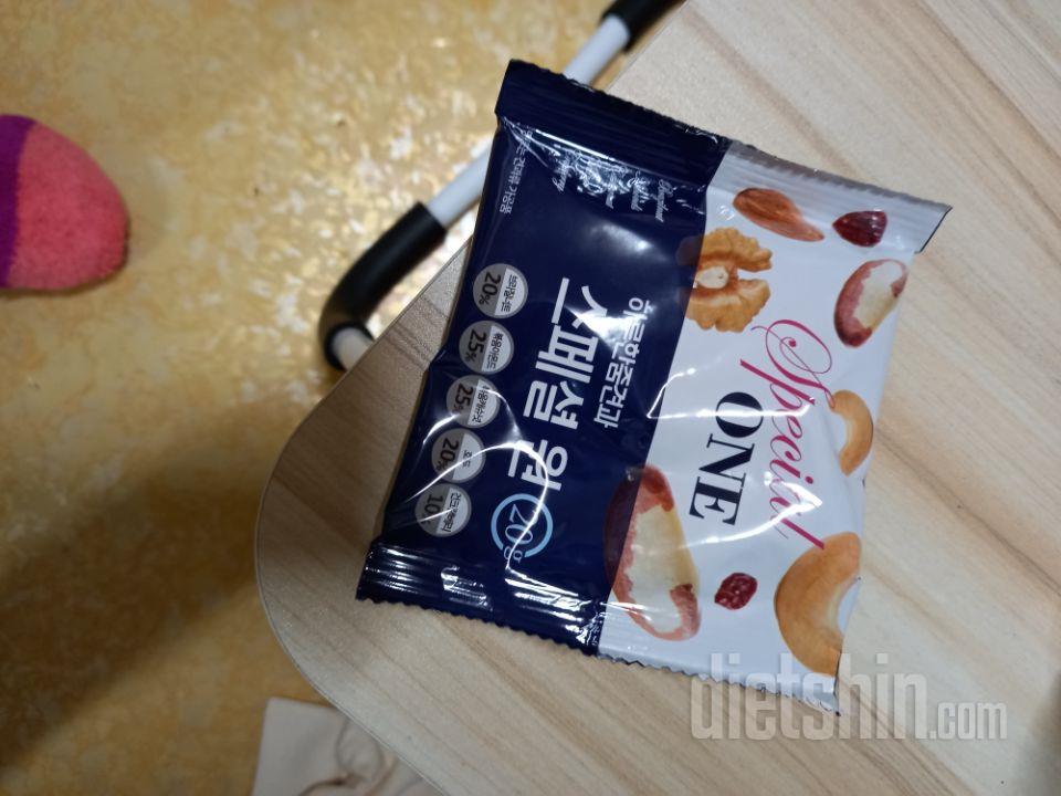 좀 비싼거같긴하지만 맛있어요 견과류도