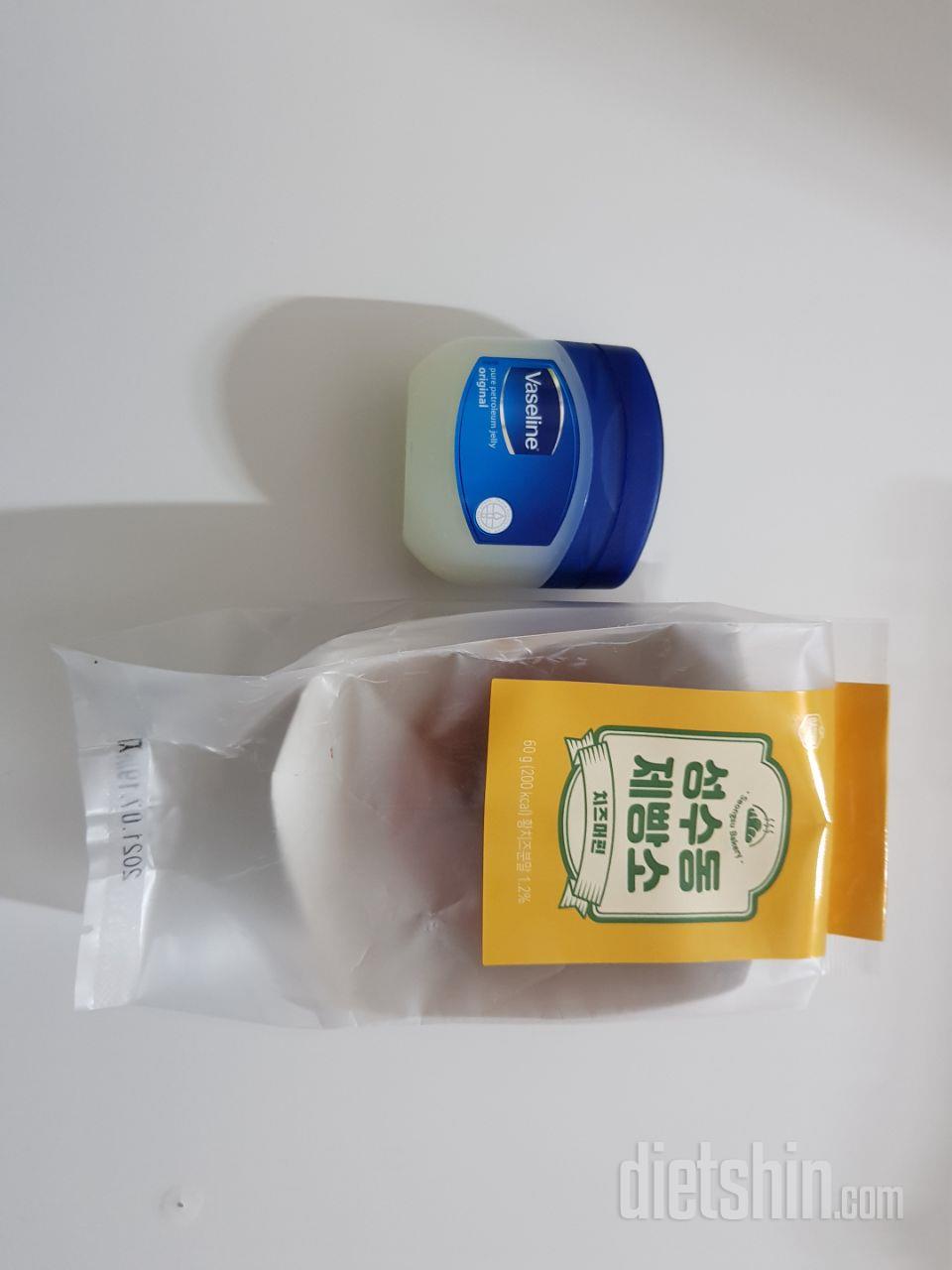 아침에 커피랑 먹으면 제법 든든해요.