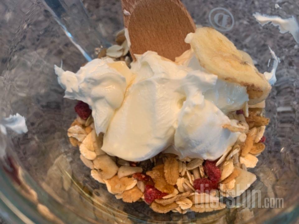 그릭요거트 위에 두번 뱅글 맛있어요