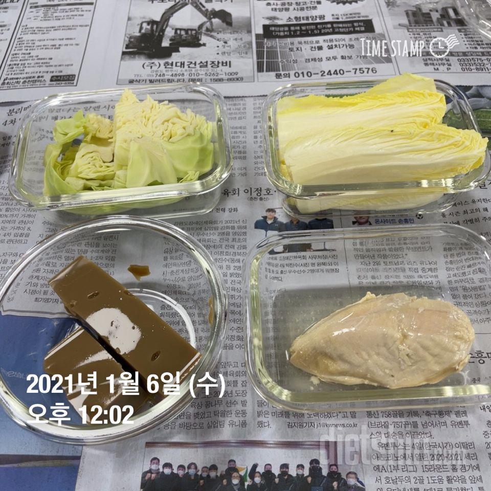 퍽퍽해서 샐러드 위에 얹어먹어야할거같