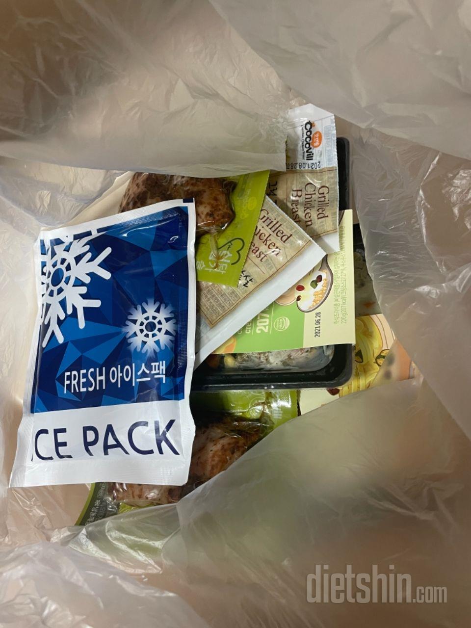 냉동상태로 잘 포장되어왔습니다
세일해