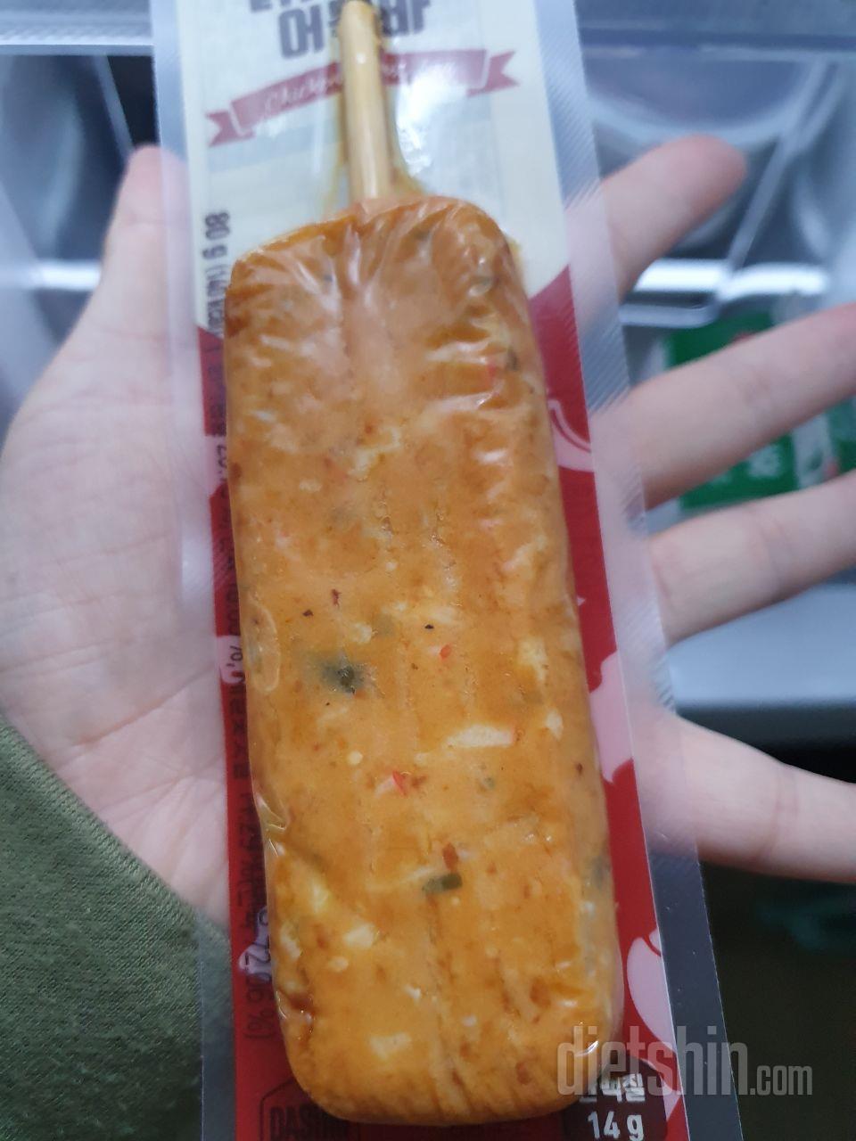 닭가슴살 먹는느낌이고 약간맵네요