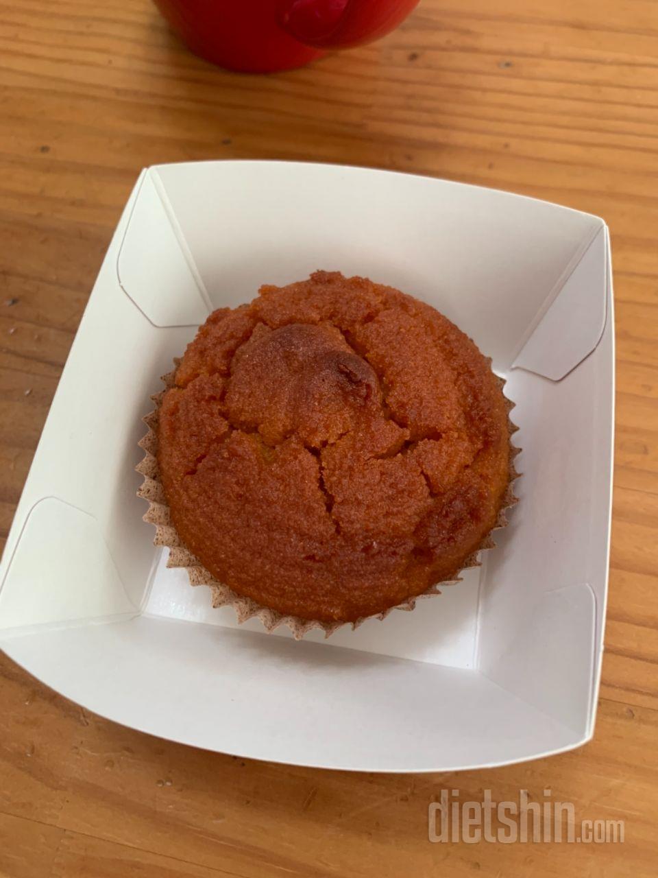 아침으로 커피랑 먹었어요.
작은데 신