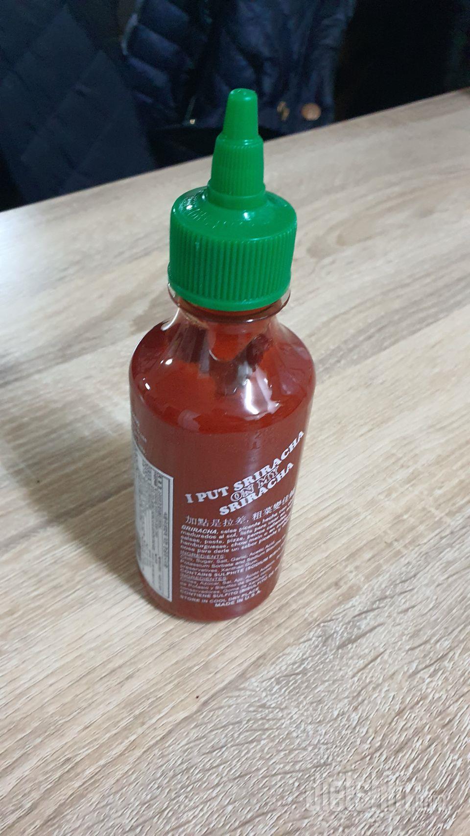 매콤하고 소세지에 뿌려먹으니 괜찮아요