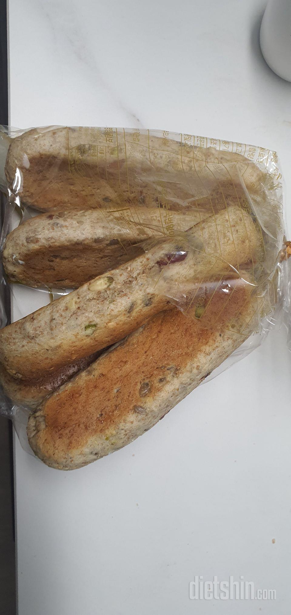 박스를 열었더니 견과스틱빵이 봉지를