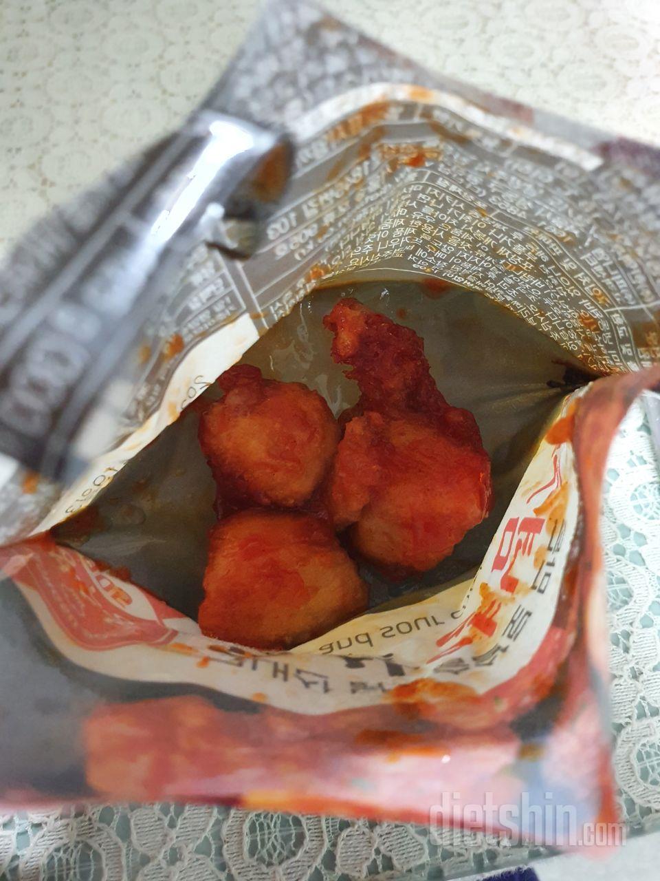 정신없이 먹다 사진 찍음..
매콤하니