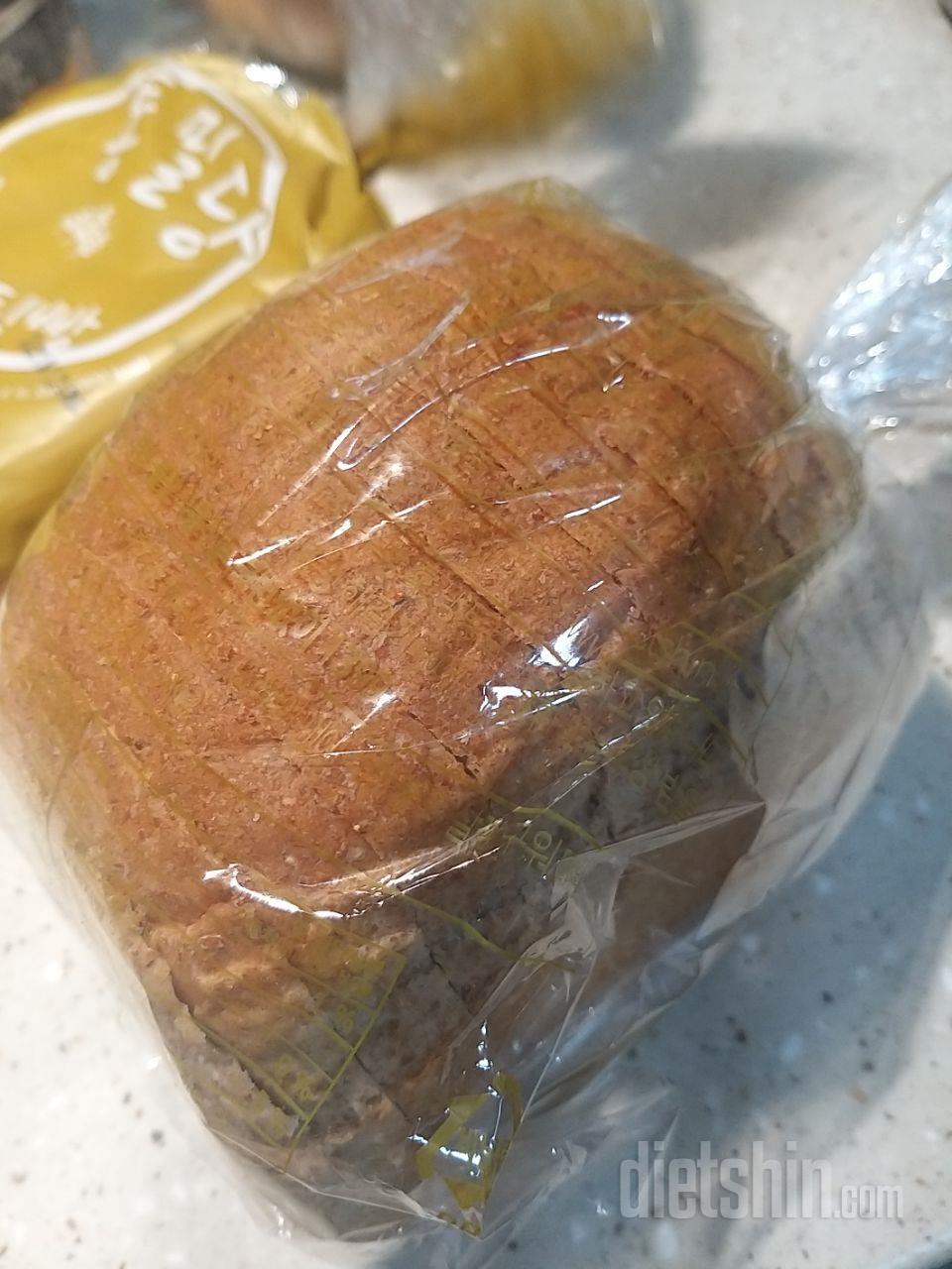 빵은 처음 구매해봤는데 달지않고 괜찮