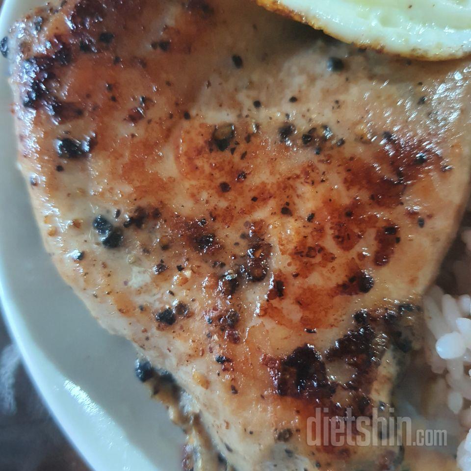 닭에 후추가 많이 뿌려져있어 매우면서