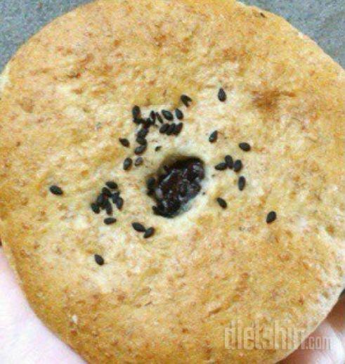 통밀팥빵.......
토스터기에 구우