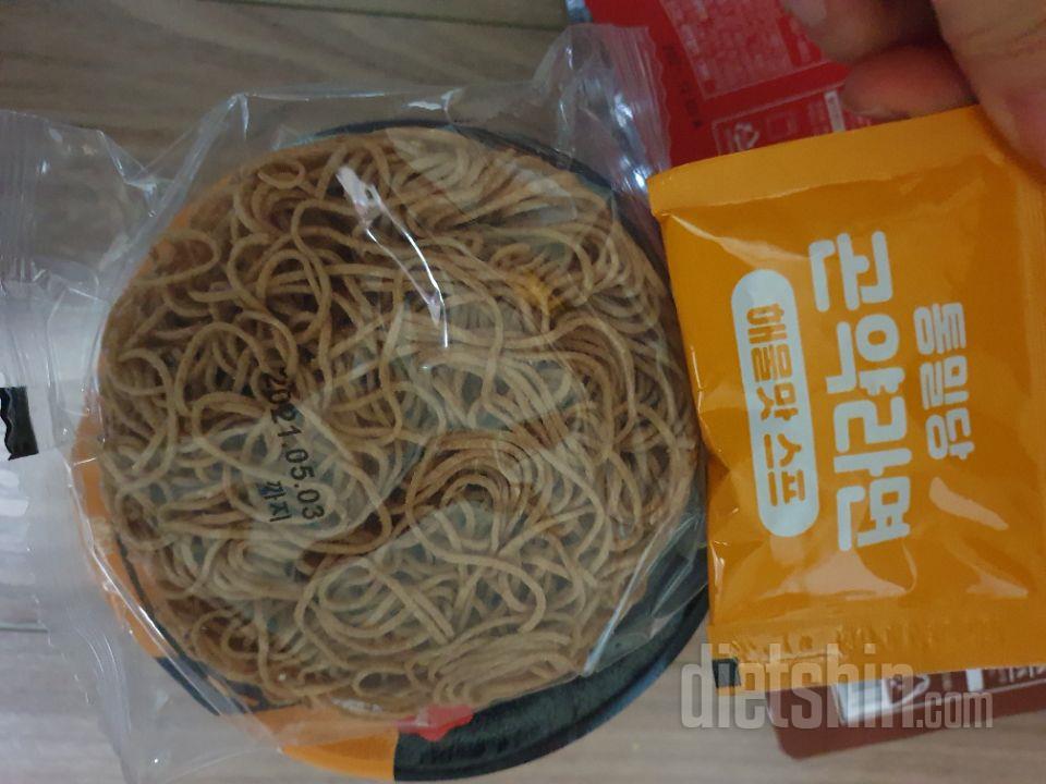우선 하나만 사봤는데
라면땡길때 먹을