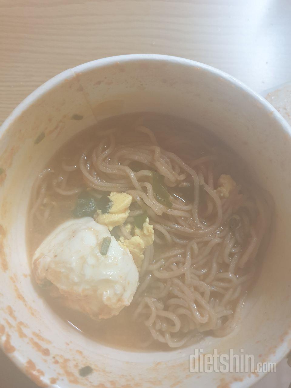 우선 하나만 사봤는데
라면땡길때 먹을