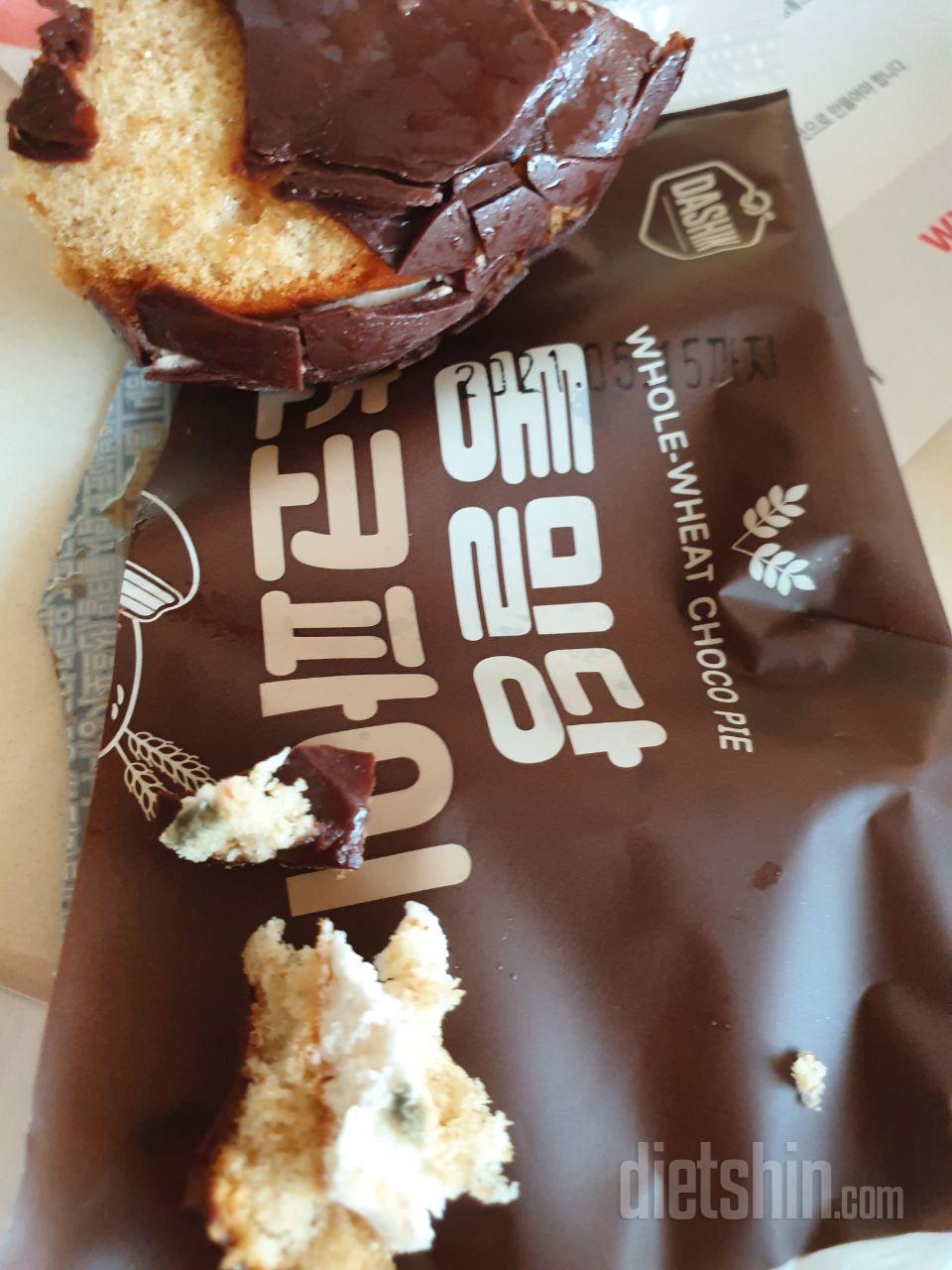 머죠?
먹다가 ㅠ
곰팡이가 피었네요