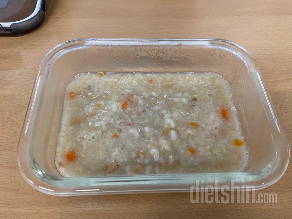 맛은 있는데, 닭고기가 큐브형식으로