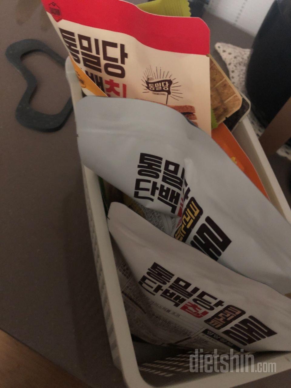 과자나 초코렛 부담스러워서 시켰습니다