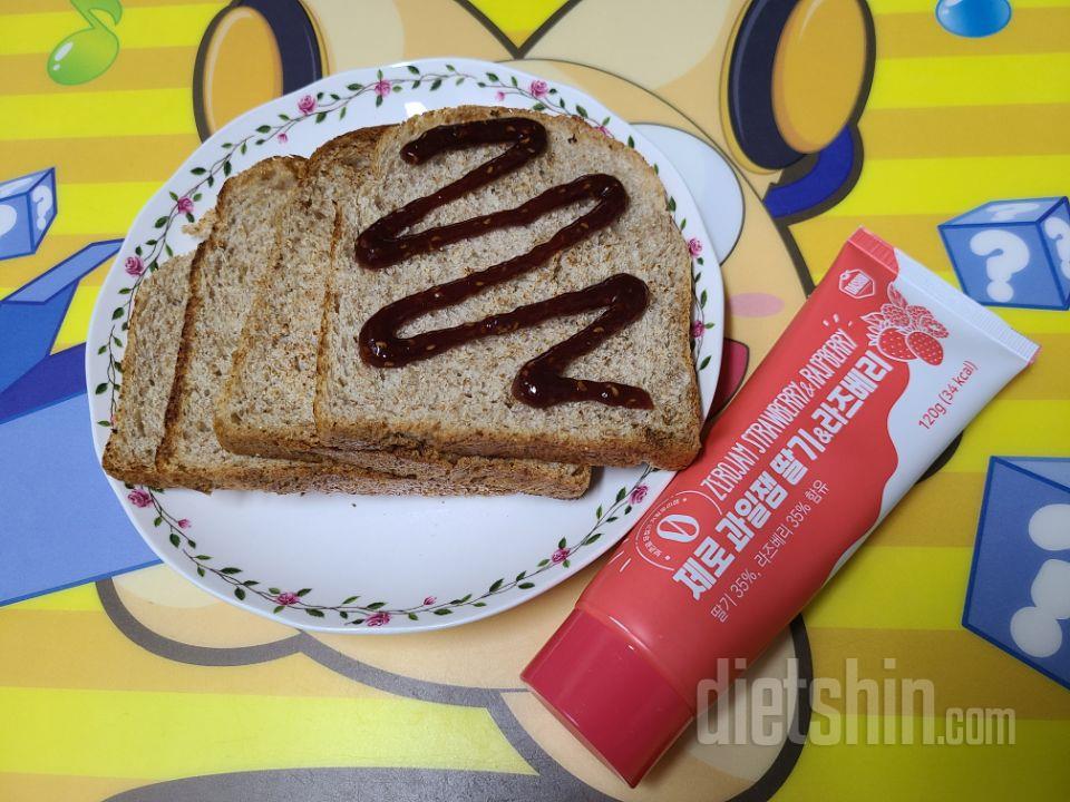 통밀식빵에 발라서 같이 먹었어요~^^