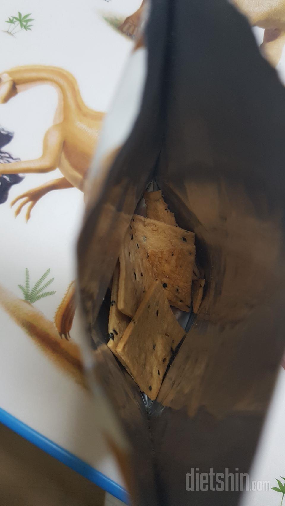흔히 아는 두부과자같아요. 
콩칩이라