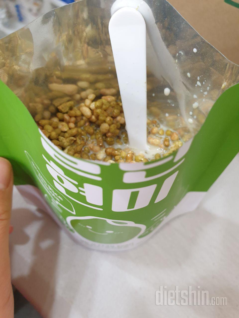 녹차맛이 많이 나진 않아요. 담백하고