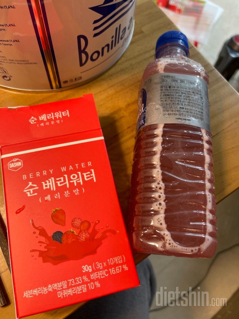 깔끔하네요. 물통에 2개씩 타서 먹어