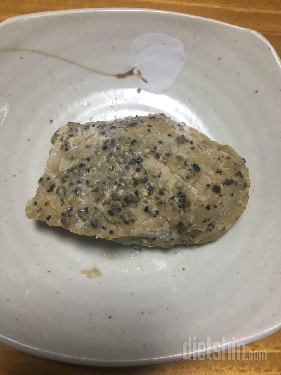 통후추가 듬뿍 뿌려져 있어서 맛있어요