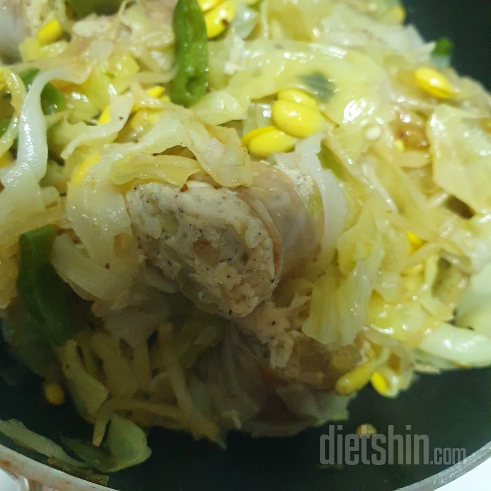 콩나물이랑 양배추넣구 같이 볶아먹었는