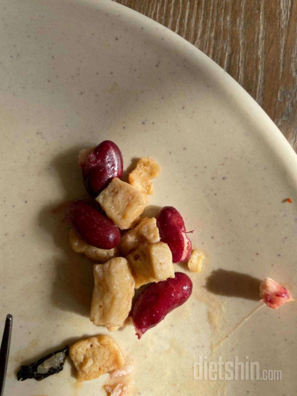 두부 음식에서 상한냄새나고 맛도 신맛