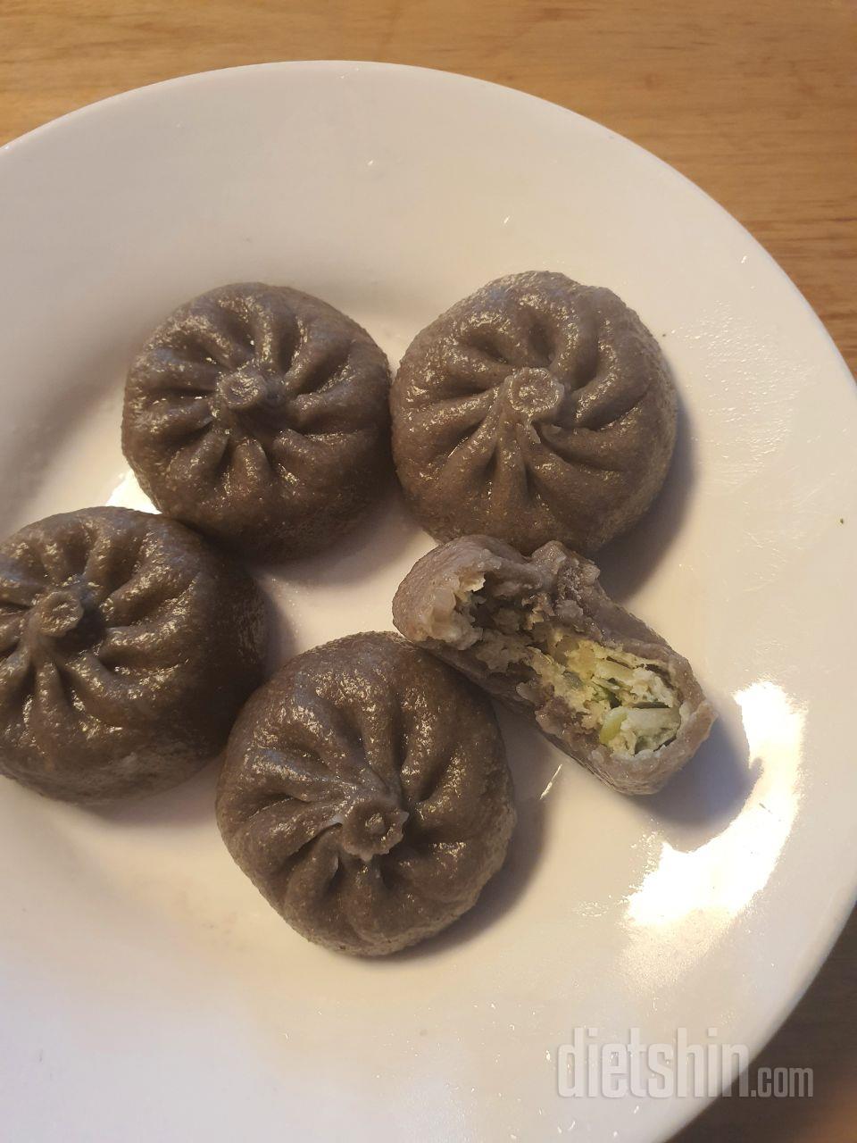 만두피가 통밀이라 구수해요 근데 만두