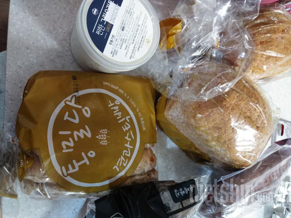 꾸떡꾸떡한게 신맛도 덜하고 통밀빵에