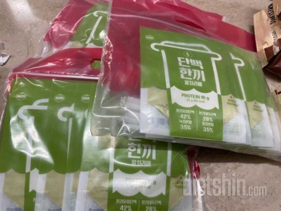 할인하길래 얼른 쟁였어요 말차맛 최애