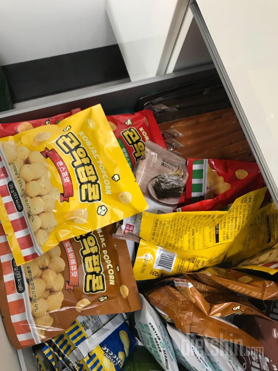 씹는맛이랑 소리가좋아서 쌓아놓고 먹어