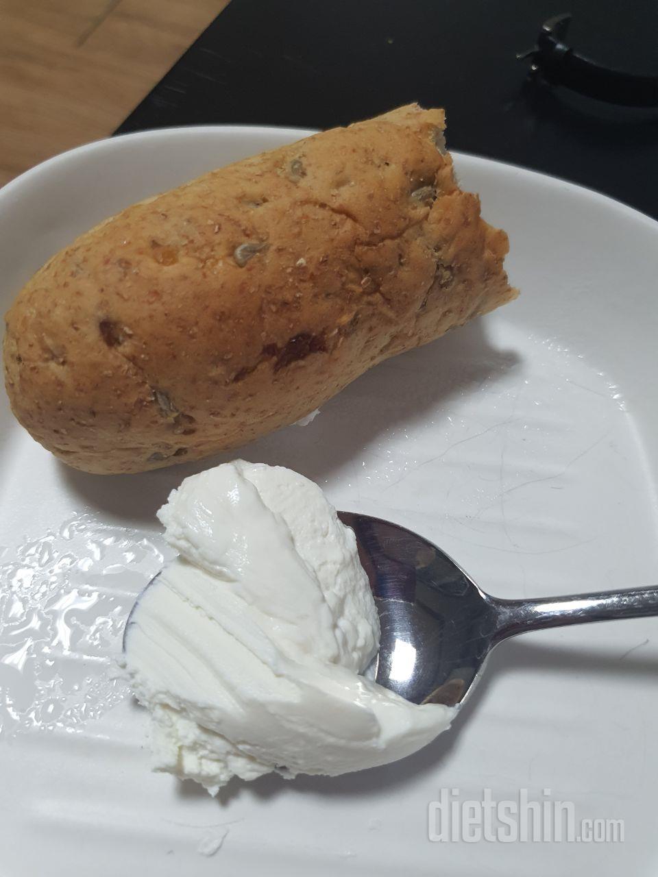 엄청찐한 요거트로 빵이랑 먹으려고시켯