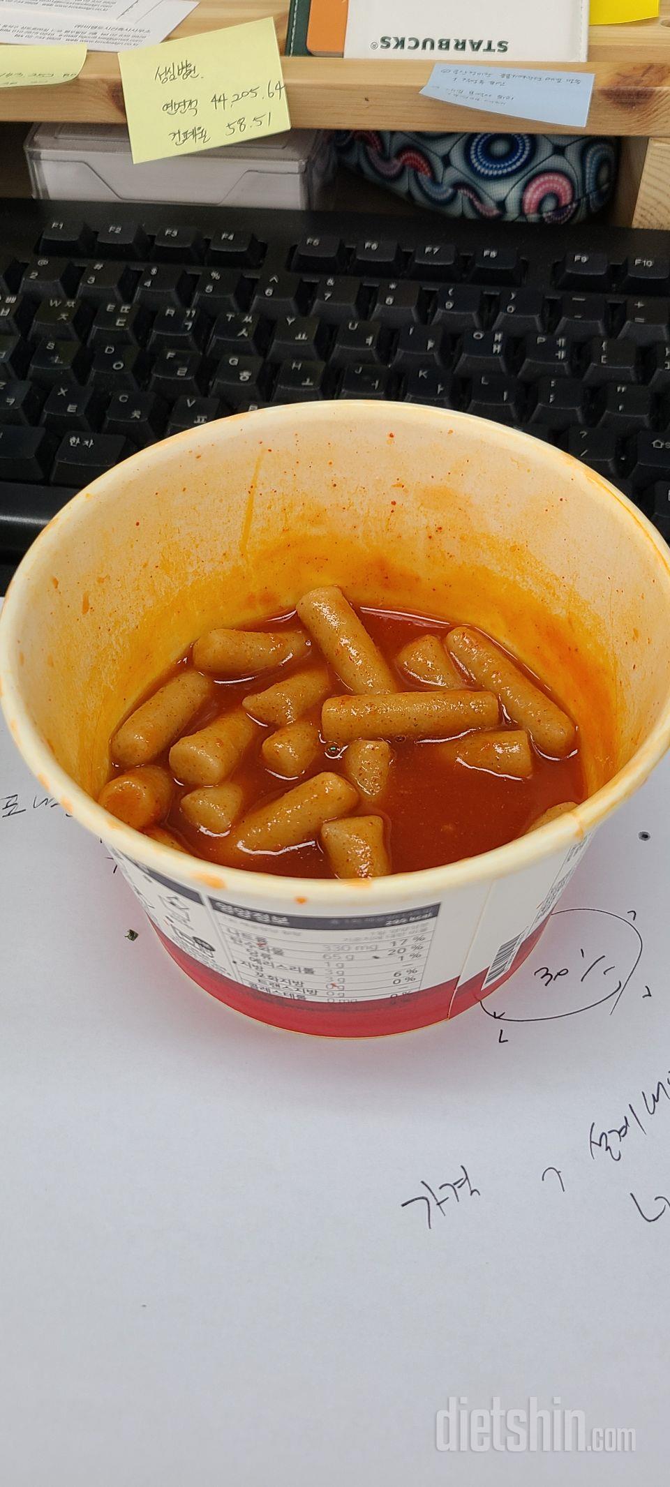 떡볶이는 곤약이라 아무래도 식감은 쫄