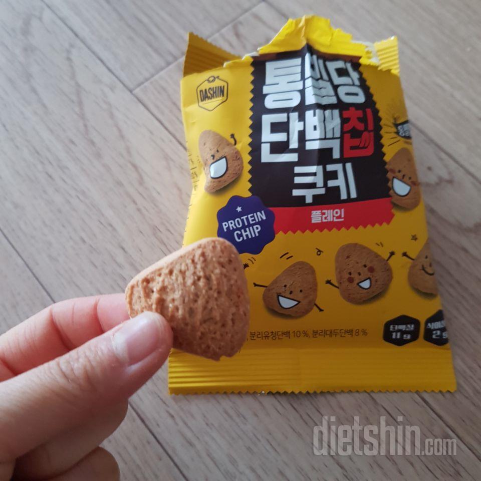 오자마자 하나씩 뜯어 맛보는데 어떤