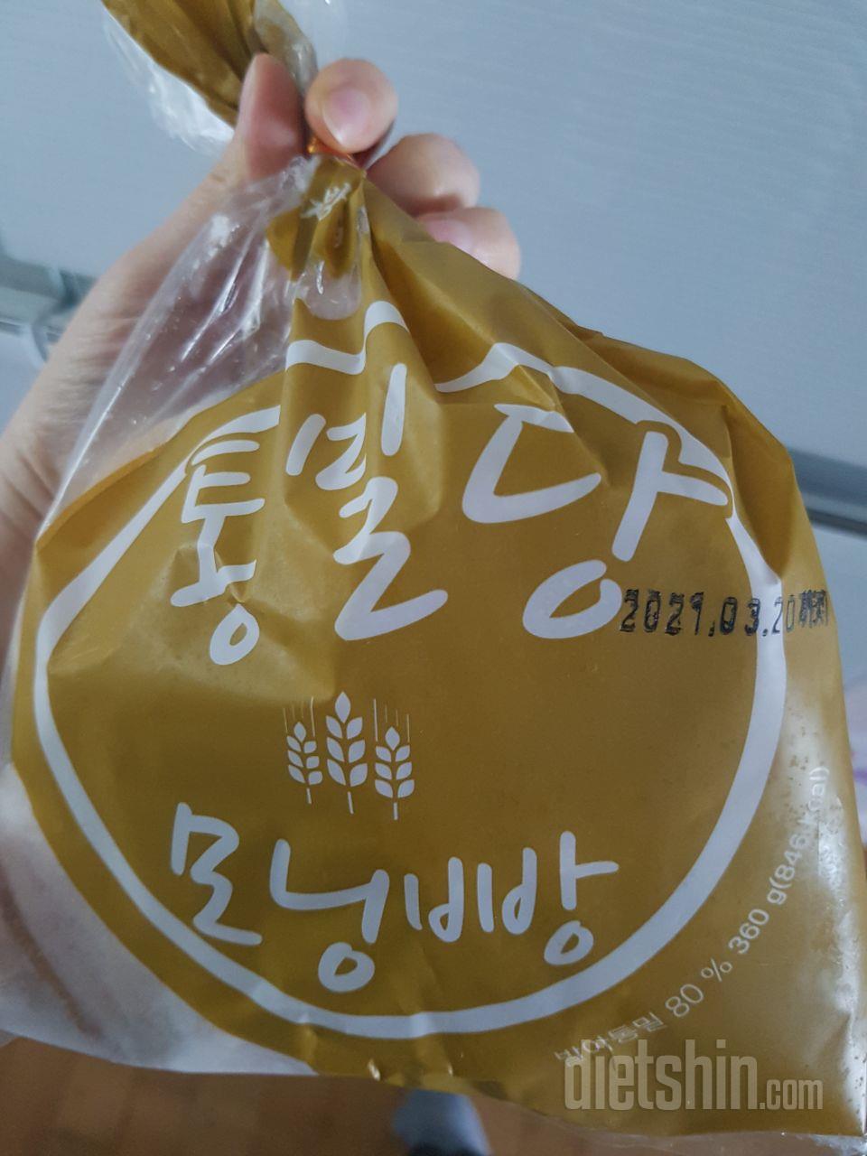 팥빵에 팥이 생각보다 알차게 들어있어
