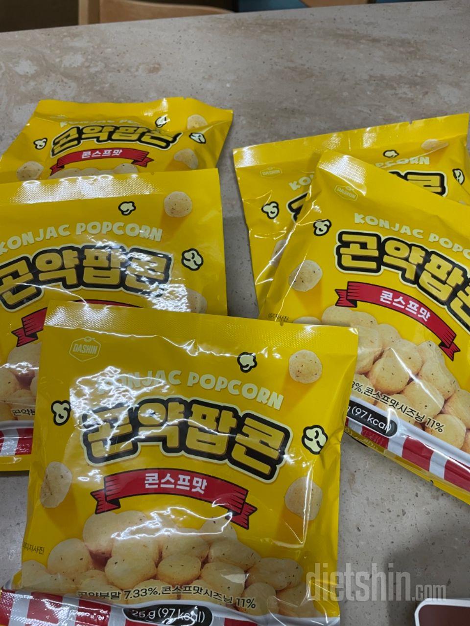 생각보다 맛있어서 놀랬어요 과자 먹고