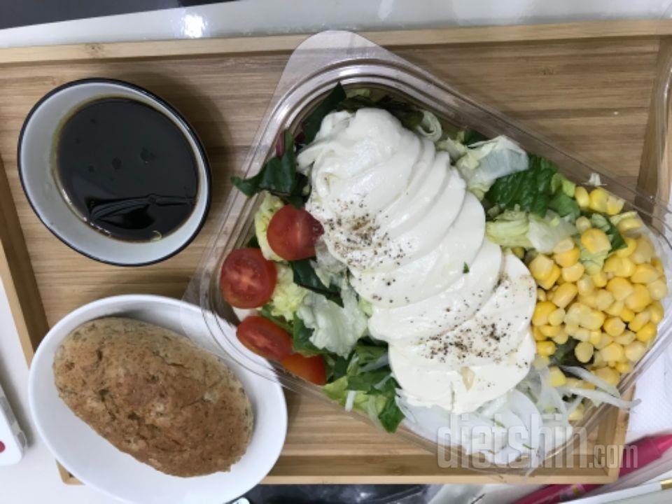 샐러드와 함께 통밀빵 하나 ㅎㅎㅎㅎ