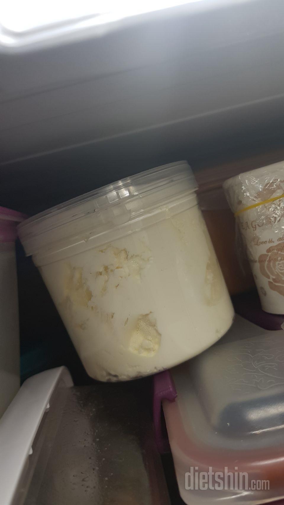 약간 신맛 느껴지는 꾸덕한 그릭요거트