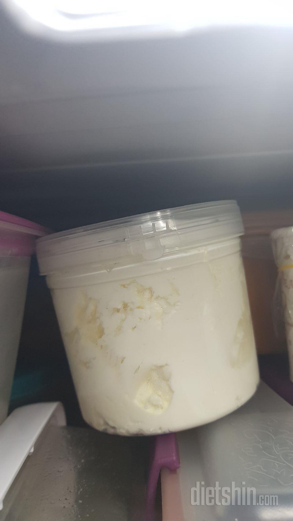 약간 신맛 느껴지는 꾸덕한 그릭요거트